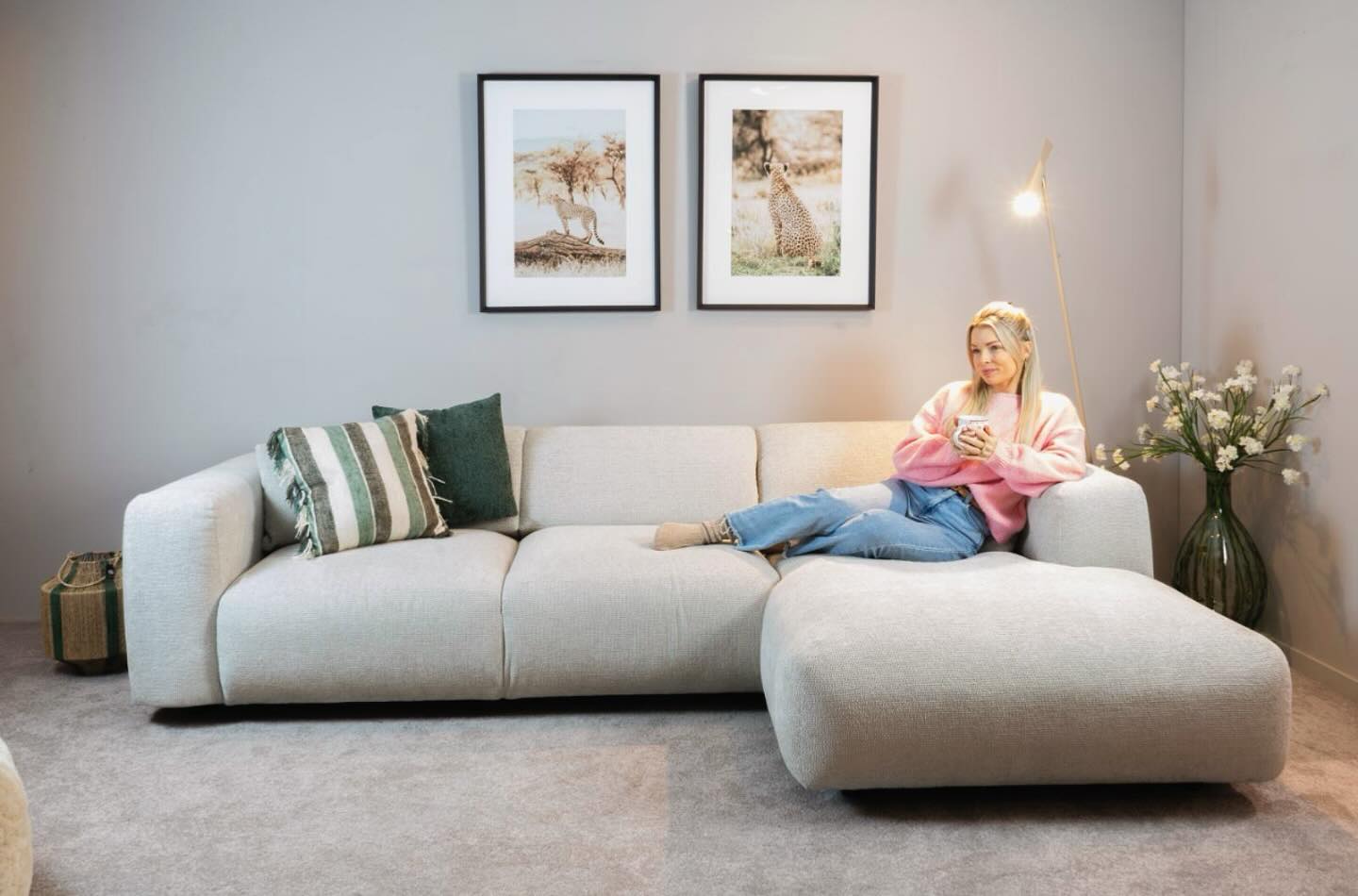 Heerlijk relaxen in onze Cloud zetel! 🤍 Nu aan de uitzonderlijke prijs van €999 🤩
Longchair mogelijk links of rechts. Kom hem ontdekken in onze toonzaal te Wetteren.